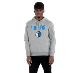 Bluza z kapturem Dallas Mavericks NBA. Szare bluzy męskie New Era, m, bez wzorów, eleganckie, bez ramiączek, z kapturem. W wyprzedaży za 212.00 zł.