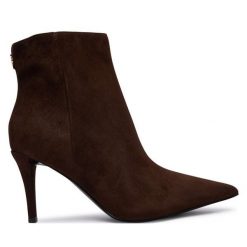 Botki Guess. Brązowe botki damskie Guess, z aplikacjami, bez obcasa, na szpilce, bez zapięcia. Za 674.99 zł.