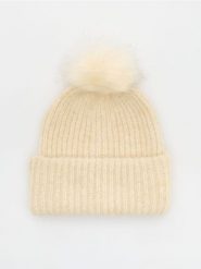 Czapka beanie z pomponem - złamana biel. Czapki damskie Reserved, bez wzorów. W wyprzedaży za 17.99 zł.