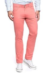 WRANGLER SPODNIE MĘSKIE GREENSBORO CORAL W15QWAR03 112127119. Pomarańczowe spodnie materiałowe męskie Wrangler, bez wzorów, z materiału. W wyprzedaży za 79.99 zł.