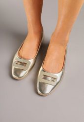 Złote Balerinki z Geometryczną Ozdobą Vialle. Żółte balerinki damskie Born2be, z aplikacjami, eleganckie, bez obcasa, bez zapięcia. Za 49.99 zł.