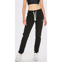 Fila - Spodnie. Czarne spodnie dresowe damskie Fila, bez wzorów, z bawełny. W wyprzedaży za 159.90 zł.