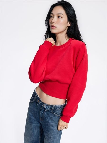 Krótka bluza ze ściągaczem - czerwony. Czerwone bluzy damskie Reserved, l, bez wzorów, z bawełny, bez ramiączek, bez kaptura. Za 109.99 zł.