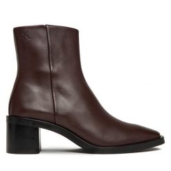 Botki Calvin Klein. Czerwone botki damskie Calvin Klein, bez wzorów, bez obcasa, na płaskiej podeszwie, bez zapięcia. Za 679.99 zł.