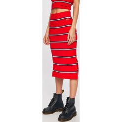 Tommy Jeans - Spódnica. Czerwone spódnice damskie Tommy Jeans, m, bez wzorów, z bawełny, z podwyższonym stanem, midi, dopasowane. Za 379.90 zł.