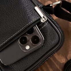 Abruzzo Saszetka męska skórzana na ramię mała czarna ABR-37. Czarne saszetki i nerki męskie Abruzzo, bez wzorów. Za 133.22 zł.