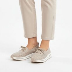 Półbuty damskie S.Barski, lekka konstrukcja perforowana cholewka sznurowanie elastyczna podeszwa miękkie wnętrze, beżowe, LR61-7044. Brązowe półbuty damskie S.BARSKI, na lato, bez wzorów, z jeansu, eleganckie, bez obcasa, na platformie, bez zapięcia. Za 189.00 zł.