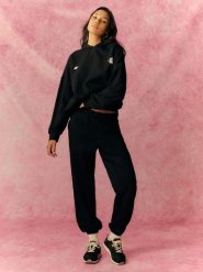 4F Spodnie dresowe joggery damskie - czarne XL. Czarne spodnie dresowe damskie 4F, bez wzorów, z dresówki, z podwyższonym stanem. Za 149.99 zł.