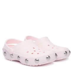 Klapki Crocs. Czerwone klapki damskie Crocs, bez wzorów, bez obcasa, bez zapięcia. Za 259.99 zł.