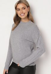 Szary Sweter Półgolf z Modalem Wiskozą i Guzikami Emmiala. Szare swetry nierozpinane damskie Born2be, l, bez wzorów, z jeansu, eleganckie, bez kołnierzyka, bez ramiączek. Za 39.99 zł.