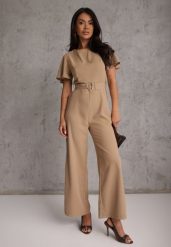 Beżowy Kombinezon VICES Ozdobiony Paskiem i Klamrą o Nieregularnym Kształcie Metilaeno. Brązowe sukienki damskie Renee, l, bez wzorów, bez kołnierzyka, bez ramiączek. Za 179.99 zł.