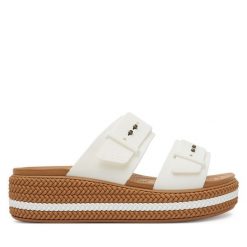Klapki Crocs. Białe klapki damskie Crocs, bez wzorów, bez obcasa, bez zapięcia. Za 239.99 zł.