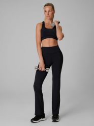 4F Legginsy treningowe z rozszerzanymi nogawkami damskie - czarne M. Czarne legginsy sportowe damskie 4F, m, bez wzorów, z podwyższonym stanem, na fitness i siłownię. Za 149.99 zł.