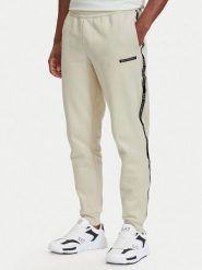 EA7 Emporio Armani Spodnie dresowe 7M002198 AF10377 U1079 Beżowy jasny Slim Fit. Brązowe spodnie sportowe męskie EA7 Emporio Armani, m, bez wzorów, z bawełny. Za 529.99 zł.