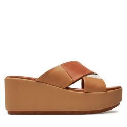 Klapki Inuovo. Brązowe klapki damskie Inuovo, bez wzorów, bez obcasa, bez zapięcia. Za 499.99 zł.
