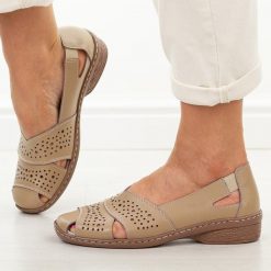 Beżowe ażurowe skórzane półbuty damskie Vinceza 66928. Brązowe półbuty damskie VINCEZA, na lato, z aplikacjami, z jeansu, eleganckie, z okrągłym noskiem, bez obcasa, na płaskiej podeszwie, bez zapięcia. Za 199.00 zł.