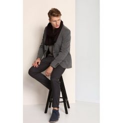 MARYNARKA MĘSKA TALIOWANA Z GUZIKIEM. Szare garnitury męskie TOP SECRET, na jesień, m, bez wzorów, z tkaniny, eleganckie. W wyprzedaży za 79.99 zł.