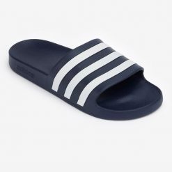 Klapki basenowe ADIDAS Adilette Aqua. Białe klapki damskie Adidas, bez wzorów, z materiału, eleganckie, bez obcasa, bez zapięcia. W wyprzedaży za 79.99 zł.