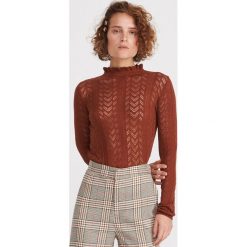 Azurowy sweter - Brązowy. Brązowe swetry nierozpinane damskie Reserved, l, w ażurowe wzory, bez kołnierzyka, bez ramiączek. Za 69.99 zł.