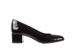 Czółenka Bayla-172 M005 Czarny, Skóra naturalna lakierowana - 36. Czarne czółenka damskie Bayla, bez wzorów, z jeansu, eleganckie, bez obcasa, na obcasie, bez zapięcia. W wyprzedaży za 89.10 zł.