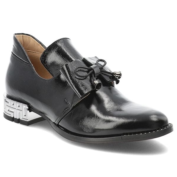 Czarne Półbuty Armodo Lakierowane Stylowe Obuwie Damskie. Czarne półbuty damskie Armodo, bez wzorów, z lakierowanej skóry, biznesowe, bez obcasa, na obcasie, bez zapięcia. Za 299.00 zł.