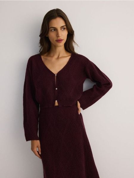 Krótki kardigan z guzikami - fioletowy. Fioletowe kardigany damskie Reserved, l, bez wzorów, z dzianiny, bez kołnierzyka. W wyprzedaży za 99.99 zł.