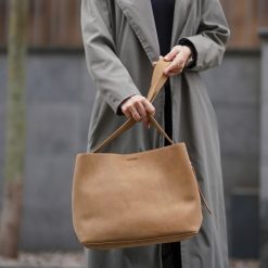 Shopperka skórzana Solier FL38 Sienna beżowa. Brązowe shopperki damskie Solier, bez wzorów, ze skóry, na ramię, zamszowe, bez dodatków. Za 399.00 zł.