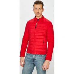 Guess Jeans - Kurtka. Czerwone kurtki męskie Guess Jeans, l, z aplikacjami, z jeansu, bez kaptura. W wyprzedaży za 429.90 zł.