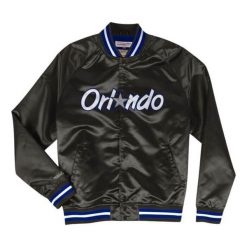 Lekka satynowa kurtka Orlando Magic. Czarne kurtki męskie Mitchell & Ness, bez wzorów, z satyny, sportowe, bez kaptura. Za 506.00 zł.