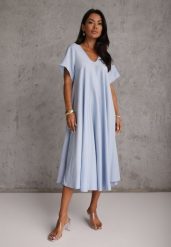 Niebieska Sukienka Oversize z Wiskozy Ozdobiona Cyrkoniami Erone. Niebieskie sukienki damskie Renee, m, bez wzorów, z wiskozy, bez kołnierzyka, bez ramiączek, midi, oversize. Za 119.99 zł.