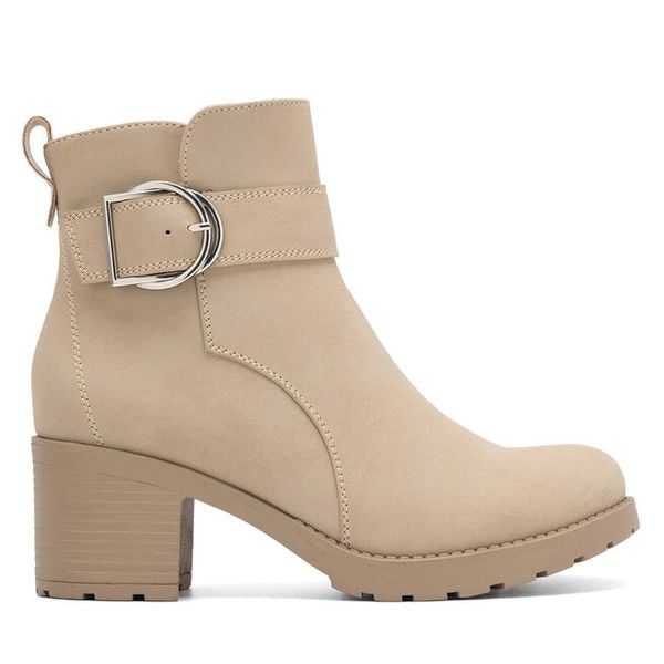 Botki Clara Barson. Brązowe botki damskie Clara Barson, bez wzorów, bez obcasa, na słupku, bez zapięcia. Za 109.99 zł.