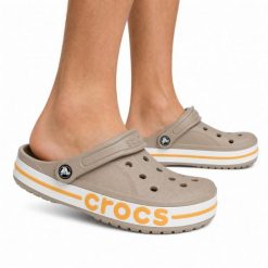 Klapki chodaki sportowe Crocs BAYABAND CLOG. Brązowe klapki damskie Crocs, na lato, bez wzorów, z materiału, sportowe, bez obcasa, bez zapięcia. Za 219.00 zł.
