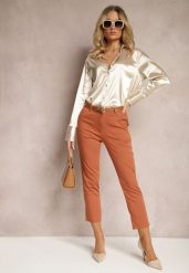 Jasnobrązowe Spodnie 7/8 na Guzik i Suwak z Regularnym Stanem Lutro. Brązowe spodnie materiałowe damskie Renee, bez wzorów, z bawełny, eleganckie. Za 109.99 zł.