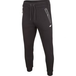 Spodnie dresowe męskie SPMD004 - głęboka czerń. Spodnie sportowe męskie 4F, m, bez wzorów, z dresówki. W wyprzedaży za 119.99 zł.