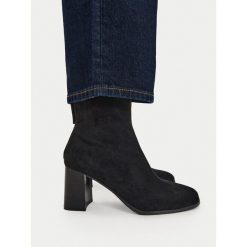 Botki JENNY. Czarne botki damskie Jenny, bez wzorów, bez obcasa, na słupku, bez zapięcia. Za 179.99 zł.