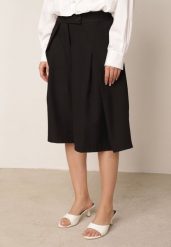 Czarne Garniturowe Szorty Eleganckie z Szerokimi Nogawkami i Zaszewkami Artessa. Czarne szorty damskie Born2be, bez wzorów, eleganckie. Za 119.99 zł.