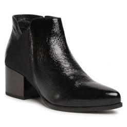 Botki Lasocki. Czarne botki damskie Lasocki, bez wzorów, bez obcasa, na słupku, bez zapięcia. Za 299.99 zł.
