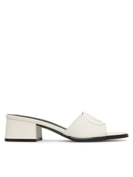 Guess Klapki FLJCNN LEP03 Biały. Białe klapki damskie Guess, z aplikacjami, ze skóry, bez obcasa, bez zapięcia. Za 274.99 zł.