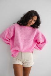 Sweter oversize z bufiastym rękawem NEON PINK - RIVERO-UNI. Różowe swetry nierozpinane damskie Marsala, na lato, bez wzorów, z wełny, bez kołnierzyka, bez ramiączek. Za 249.90 zł.