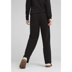 Damskie spodnie z prostymi nogawkami i małym logo No. 1 ESS Comfort PUMA Black. Czarne spodnie sportowe damskie Puma, bez wzorów, sportowe, trekkingowe. W wyprzedaży za 114.00 zł.