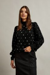 Sweter ozdobiony koralikami czarny. Czarne swetry nierozpinane damskie MOODO, l, bez wzorów, z elastanu, bez kołnierzyka, bez ramiączek. W wyprzedaży za 47.99 zł.