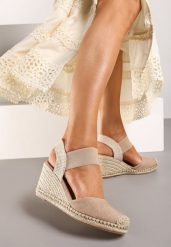 Beżowe Sandały z Plecionką na Koturnie w Stylu Espadryli Laxisa. Brązowe sandały damskie Born2be, bez wzorów, bez obcasa, na koturnie, bez zapięcia. Za 89.99 zł.