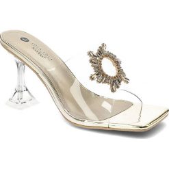 Złote Klapki Sca'viola Eleganckie Buty Damskie. Żółte klapki damskie Sca'viola, bez wzorów, eleganckie, bez obcasa, na obcasie, bez zapięcia. Za 269.00 zł.