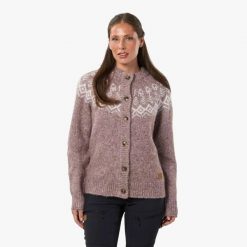 Kardigan Kobieta Lofoten Elastyczny W Cztery Strony. Fioletowe kardigany damskie SWEDEMOUNT, s, bez wzorów, z dzianiny, klasyczne, bez kołnierzyka. Za 279.99 zł.