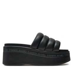 Klapki Tommy Jeans. Czarne klapki damskie Tommy Jeans, bez wzorów, z jeansu, bez obcasa, bez zapięcia. Za 329.99 zł.