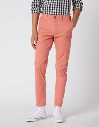 SPODNIE MĘSKIE WRANGLER CHINO CORAL W16LWAR03 112127328. Eleganckie spodnie męskie Wrangler, bez wzorów, z materiału. Za 209.99 zł.