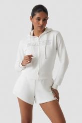 GUESS Biała damska bluza z cyrkoniami Primula, Rozmiar M. Białe bluzy damskie Guess, m, z aplikacjami, bez ramiączek, bez kaptura. W wyprzedaży za 354.99 zł.
