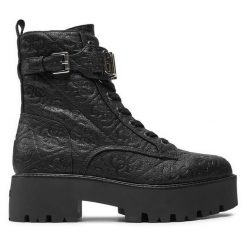 Botki Guess. Czarne botki damskie Guess, z aplikacjami, bez obcasa, na płaskiej podeszwie, bez zapięcia. Za 789.99 zł.