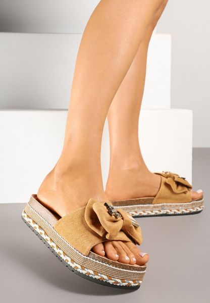 Brązowe Klapki na Niskiej Platformie z Ozdobną Kokardą i Aplikacjami Tenaziea. Brązowe klapki damskie Renee, z aplikacjami, biznesowe, bez obcasa, na płaskiej podeszwie, bez zapięcia. Za 89.99 zł.