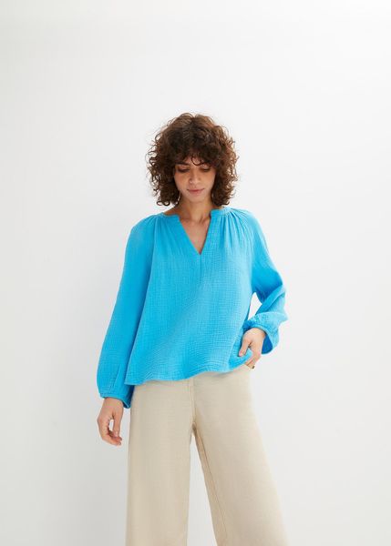 Bluzka oversize z przewiewnego muślinu z czystej bawełny. Niebieskie bluzki damskie bonprix, bez wzorów, z bawełny, bez kołnierzyka, bez ramiączek. Za 82.99 zł.